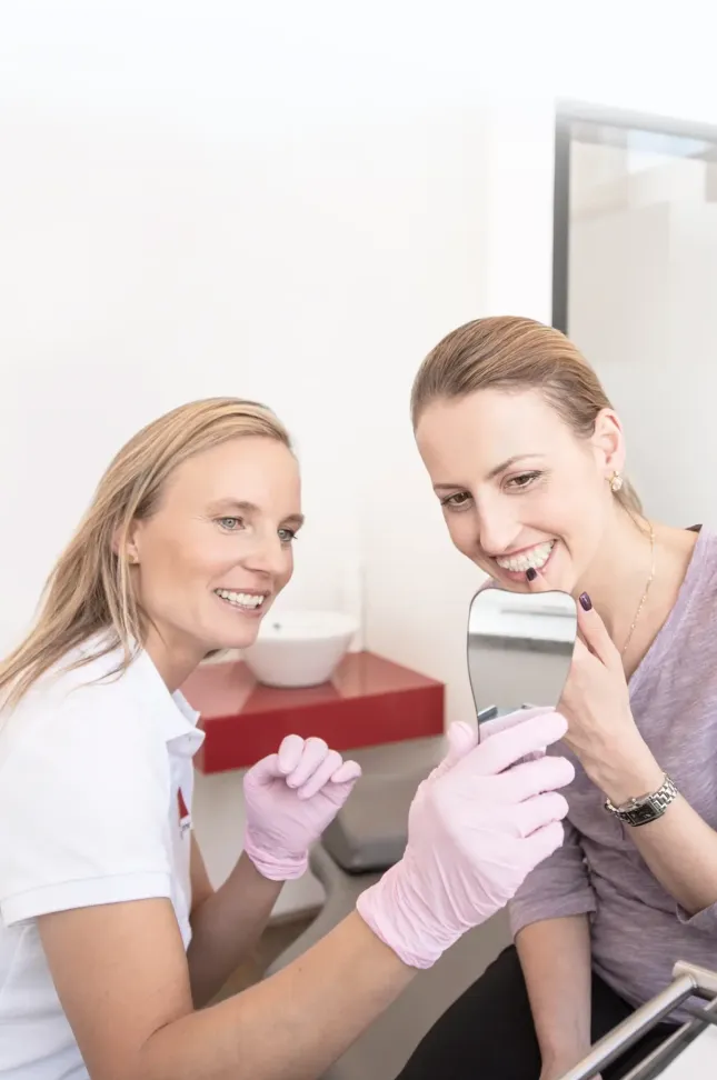 Dr. Anika Bünnemeyer mit glücklicher Patientin